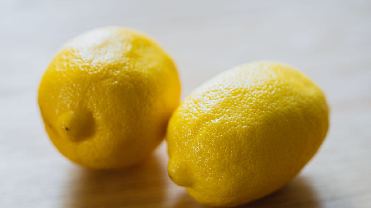 Deux citrons jaunes posés sur une table