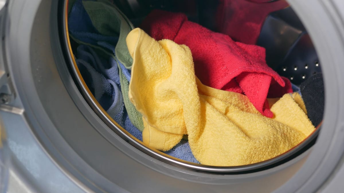 Linge de couleur dans le tambour ouvert d'une machine à laver