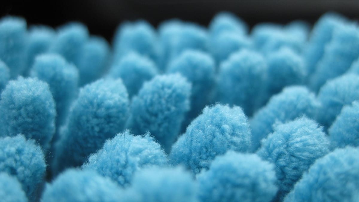 Gros plan sur les fibres bleues d'un chiffon en microfibre